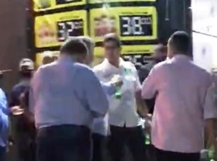 Veja Foto e Vídeo: Prefeito de Cuiabá é flagrado bebendo cerveja em distribuidora sem máscara, na sexta feira, 12