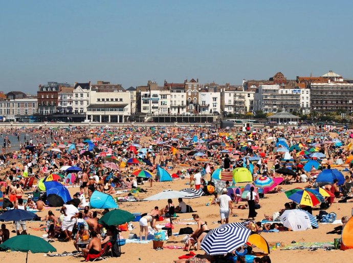 Praias da Inglaterra lotam em dia de calor recorde; governo do Reino Unido teme 2ª onda do novo coronavírus