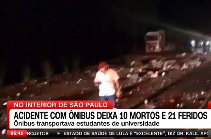 Acidente entre ônibus e carreta deixa 12 mortos no interior de SP