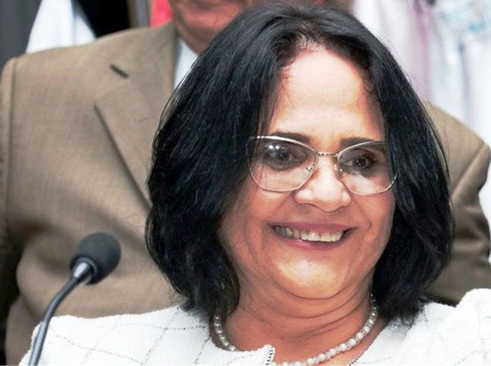Ministra Damares entrega Van dos Direitos Humanos em Cuiabá, nesta sexta, 17