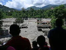 Número de mortos após inundações no Nepal e na China sobe para 750