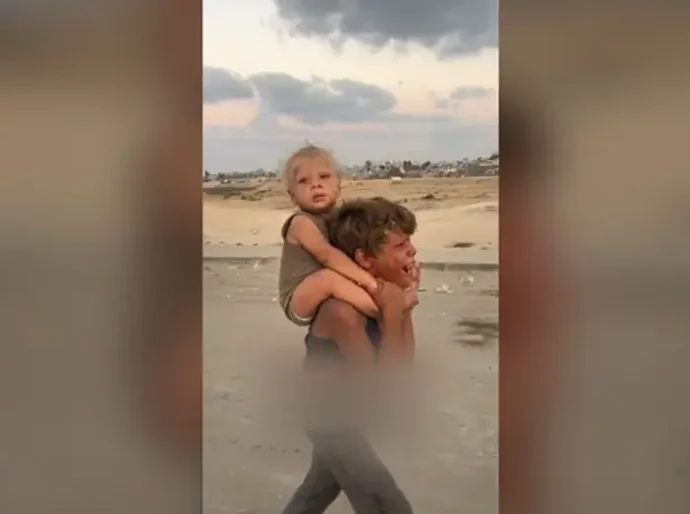 A história por trás do vídeo viral de menino palestino carregando irmãozinho nas costas