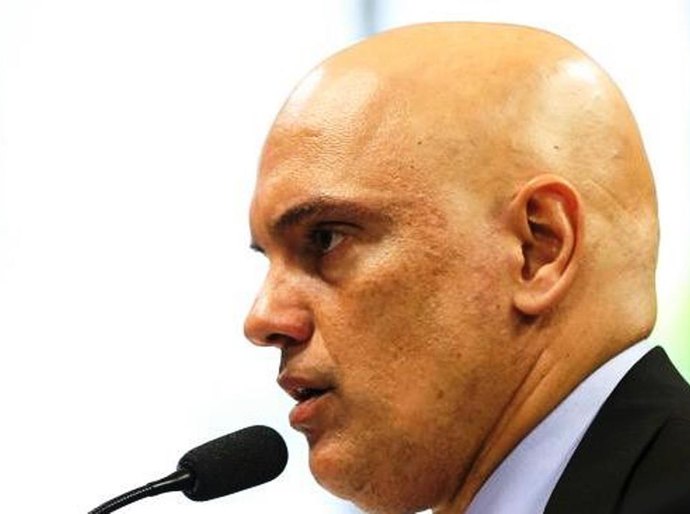 Moraes cobra multa do Facebook por bloqueio parcial de contas bolsonaristas