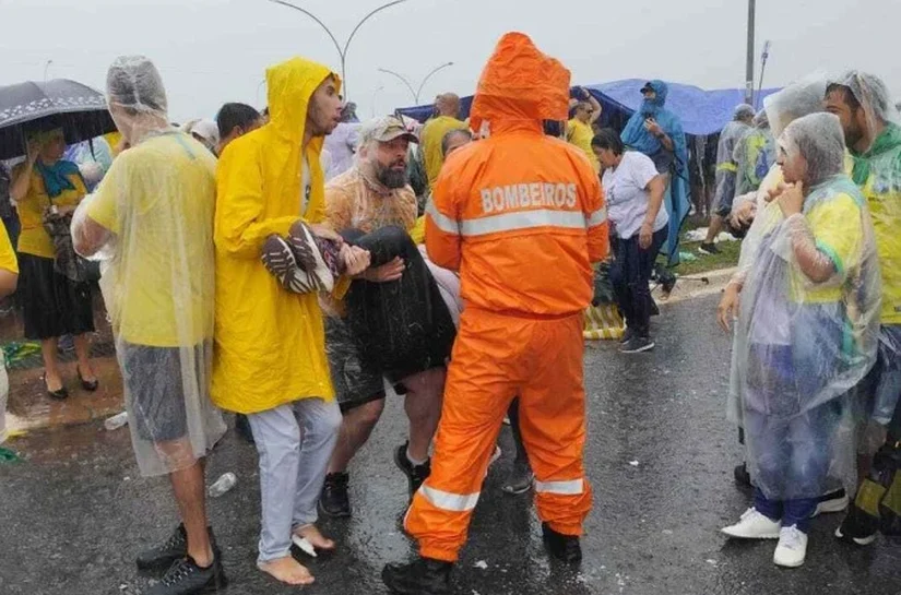 Raio atinge apoiadores de Nikolas Ferreira durante ato em Brasília