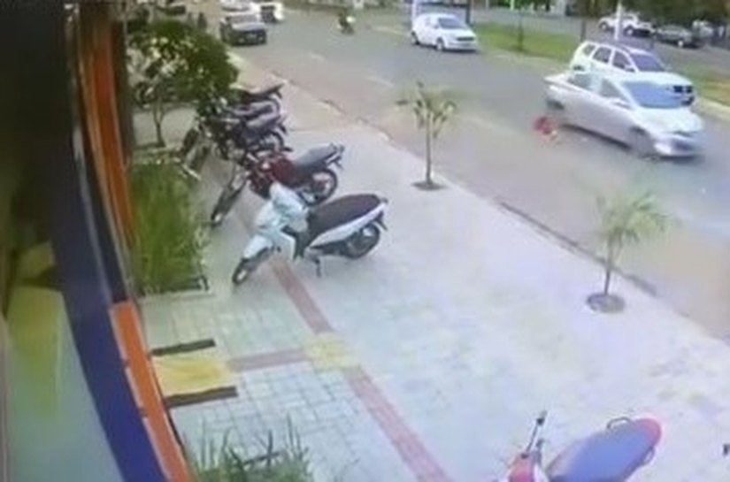 Veja Foto e Vídeo: PM prende traficante que estava foragido da Justiça e bateu sua motocicleta em veículo e também atingiu viatura policial