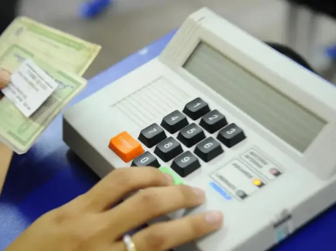 Eleitorado brasileiro cresce 1,4% na comparação com 2022 e chega a 158,7 milhões, diz TSE