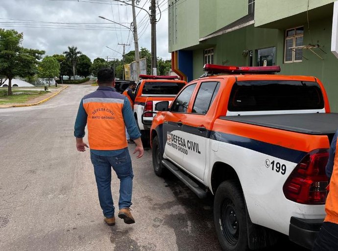 Governo de MT envia equipes e alimentos para auxiliar Cáceres após temporal