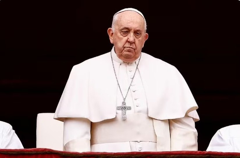 Papa Francisco denuncia a indústria de armas ao fazer um apelo de Natal pela paz no mundo