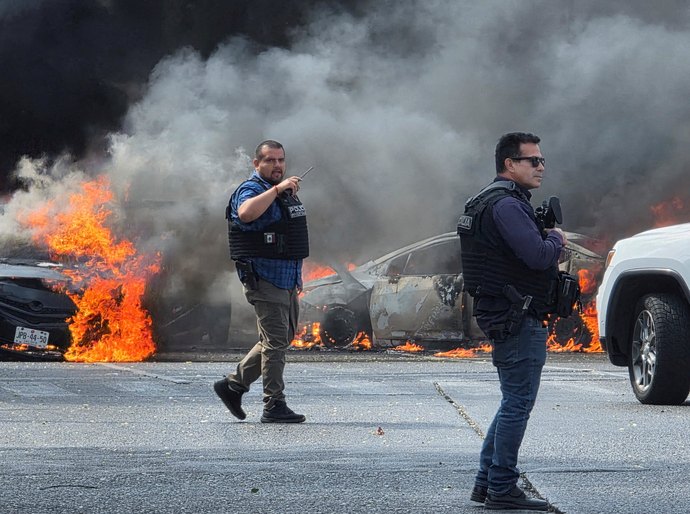 Caos no México: países emitem alertas após morte de chefe de cartel