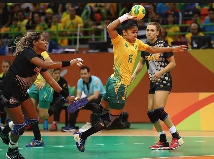 Com show de Gabi Moreschi, Brasil atropela Angola e vai às quartas do handebol nas Olimpíadas