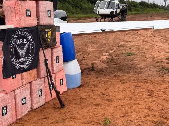 PF intercepta avião com meia tonelada de cocaína em pista clandestina de Mato Grosso; suspeito é preso
