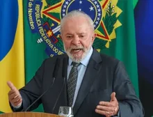 Lula fala em defender a democracia de quem planeja a volta do autoritarismo