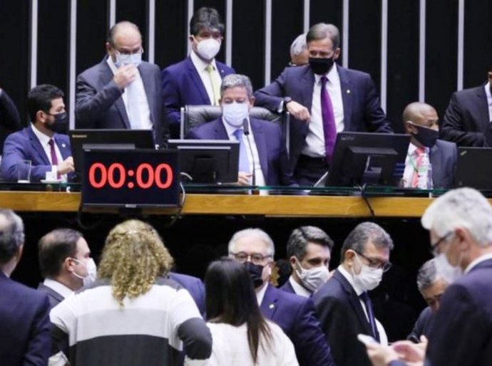 Com governo 'fraco', liberais defendem que Guedes abandone reformas: 'vai piorar o que está ruim'
