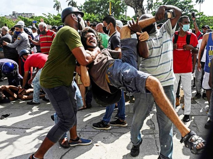 Cuba vive maiores protestos contra o Governo desde os anos noventa