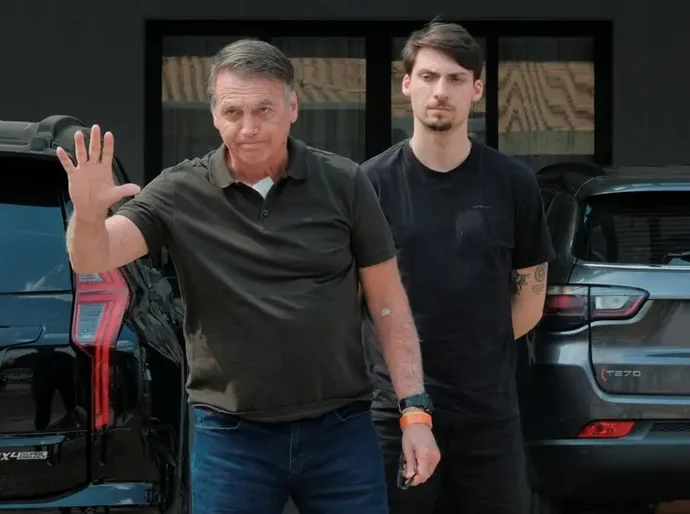 Alexandre de Moraes cobra esclarecimento sobre 'demora' de Bolsonaro na saída de hospital