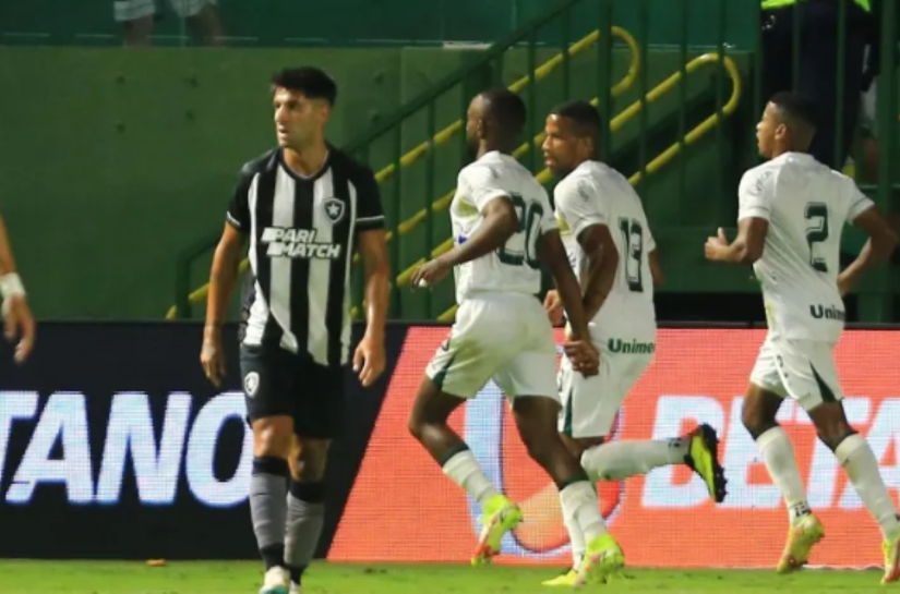 Botafogo perde para o Goiás, encerra longa invencibilidade, mas segue líder