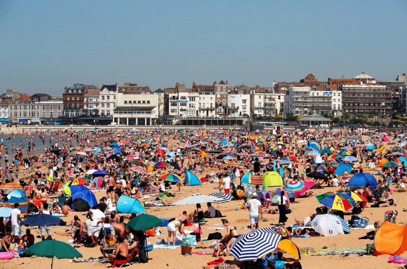 Praias da Inglaterra lotam em dia de calor recorde; governo do Reino Unido teme 2ª onda do novo coronavírus