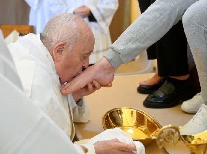 Veja fotos: Papa Francisco lava pés de 12 mulheres em presídio de Roma