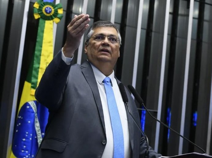 Dino toma posse como ministro do STF e sela passagem pelos Três Poderes em um ano