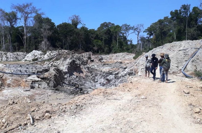 Ação integrada apreende máquinas em garimpo ilegal e prende cinco pessoas por crime ambiental