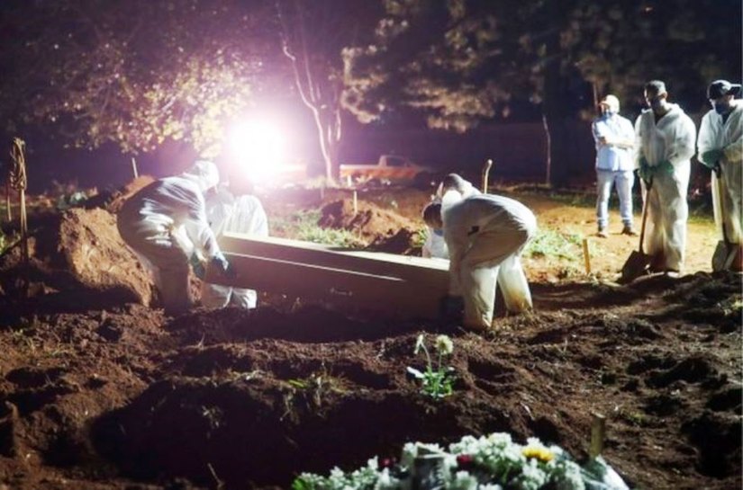 Cientista de dados prevê bomba-relógio com aceleração da covid-19: 'Brasil não está nem perto da queda de casos'