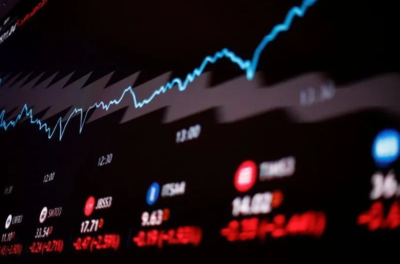 Bolsa fecha acima dos 157 mil pontos e bate 12º recorde seguido; dólar cai