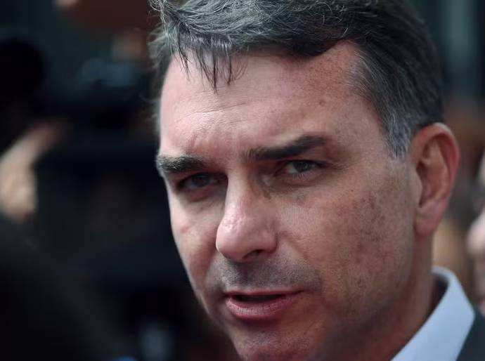 Flávio Bolsonaro viajou em 2025 em avião de Vorcaro e de advogado investigado por desvios no INSS