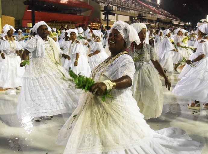 Baianas e mães de santo fazem lavagem do Sambódromo; Mangueira é a única a ensaiar