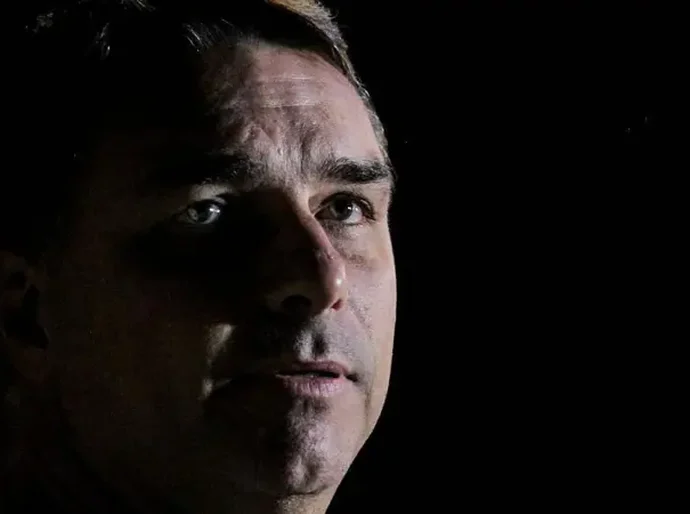 Flávio Bolsonaro admite que pediu milhões a Vorcaro para filme do pai: o que se sabe