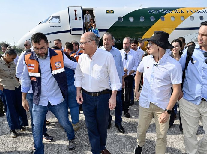 Comitiva em Manaus anuncia obras de dragagem e reforço de brigadistas