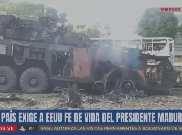 Veículos ficam carbonizados após ataque dos EUA na Venezuela