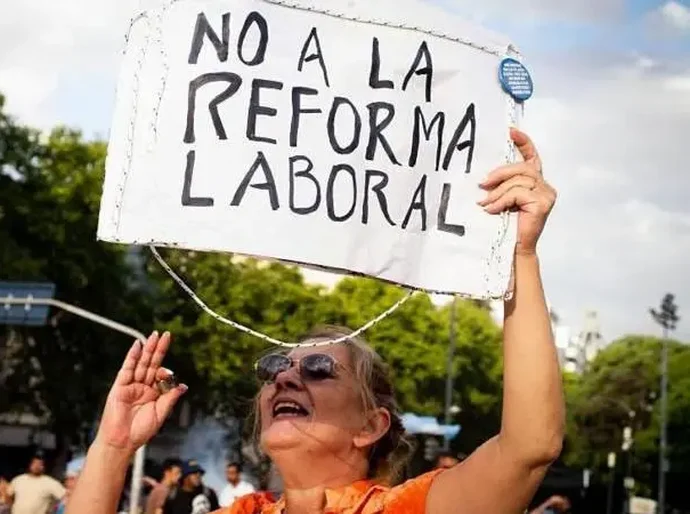Enquanto Brasil discute fim da escala 6x1, Argentina vai na contramão do mundo com reforma que retira direitos e permite jornada de até 12 horas por dia