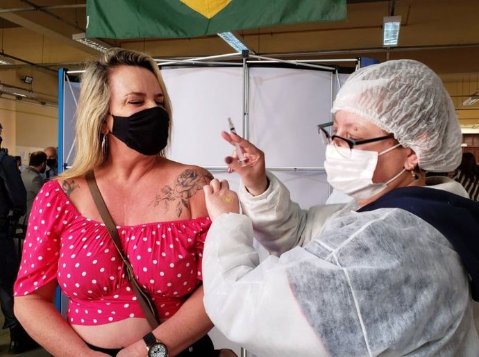 Mortes por covid-19 caem 8% e casos, 5%, informa boletim