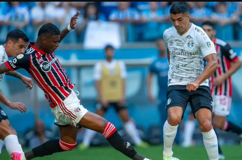 Grêmio vence São Paulo de virada e entra no G4 do Brasileirão