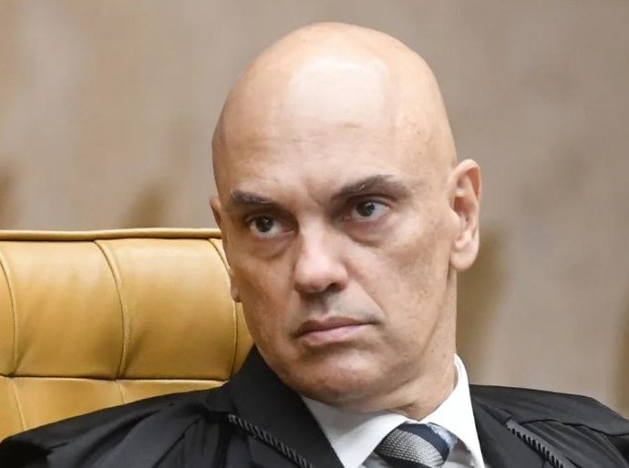 Moraes compartilha com CGU inquéritos que miram Bolsonaro e apoiadores