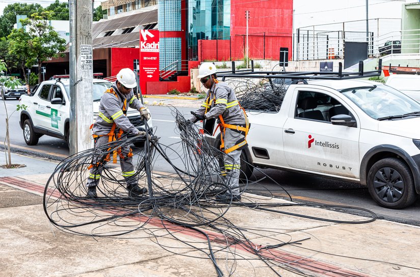 Operação Telefone sem Fio prevê a retirada de mais de 1,5 toneladas de fios na Av. Isaac Póvoas