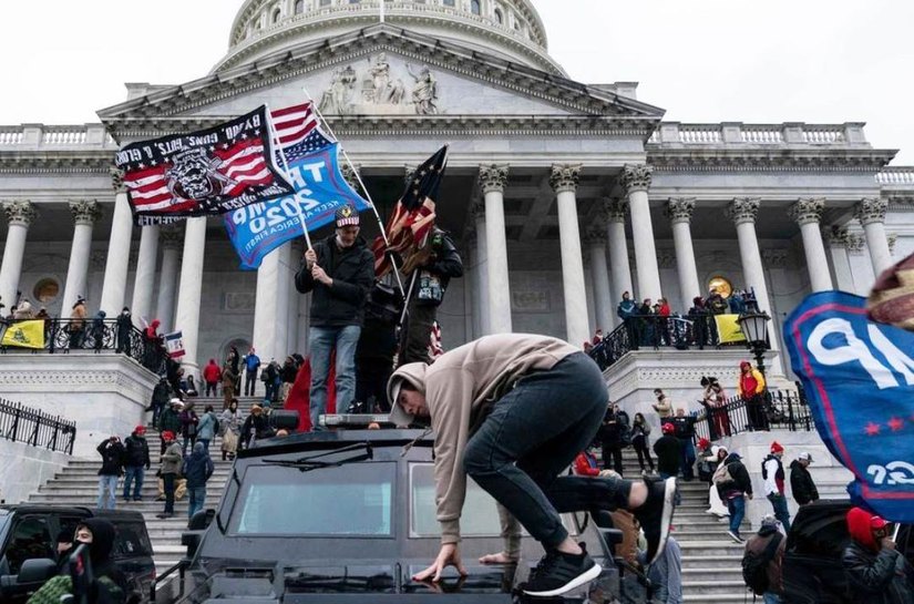 Novas imagens mostram caos causado pela invasão do Capitólio dos EUA