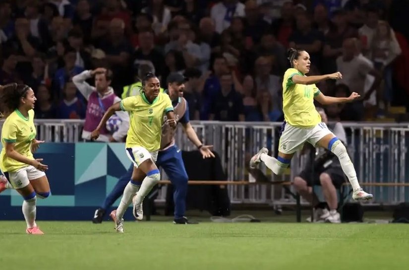 Brasil vence França e garante classificação para semifinal do futebol feminino em Paris