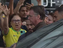 Bolsonaro deixa condomínio pela primeira vez após condenação