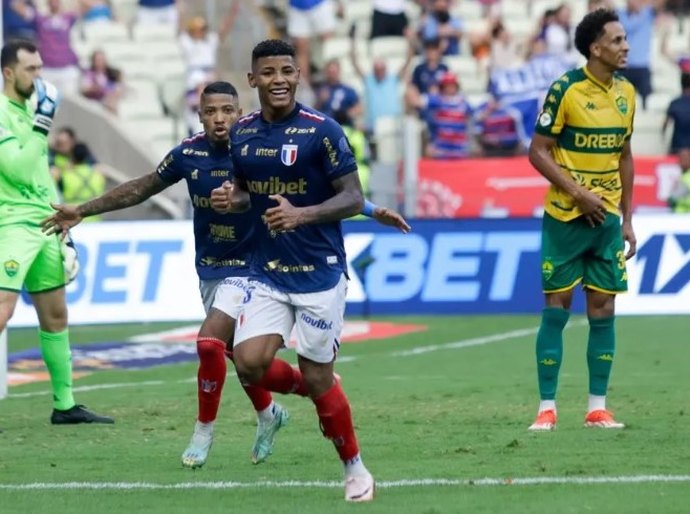 Na briga pelo título do Brasileirão, Fortaleza vence o Cuiabá, cola na liderança e afunda mais o Dourado