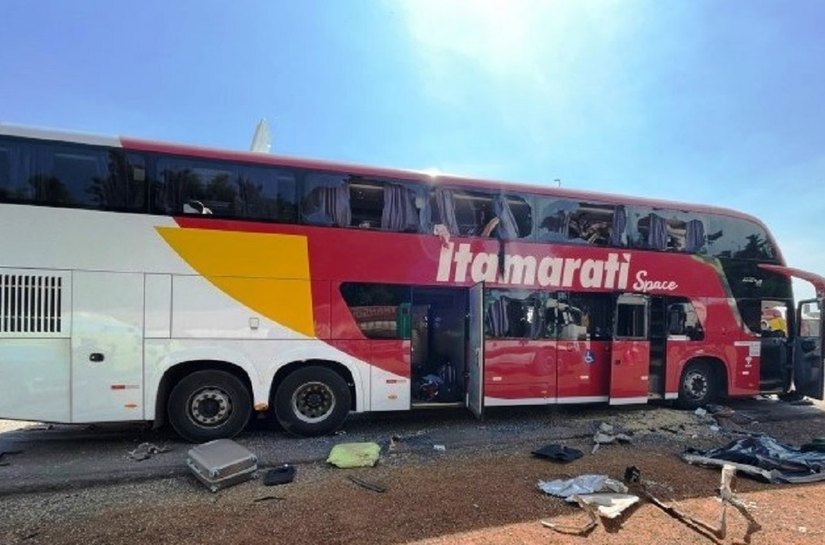 Politec é acionada para apurar causas do acidente na BR-163 entre ônibus e carreta