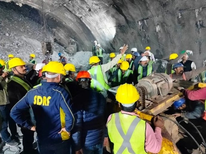 Equipe de resgate chega a trabalhadores presos há 16 dias em túnel na Índia