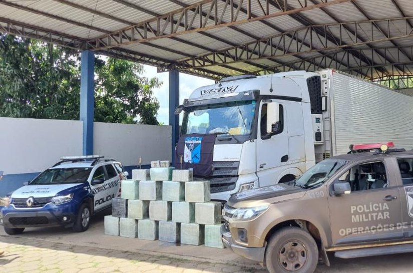 Ação integrada da Polícia Militar de MT e GO apreende 500 quilos de cocaína escondido em caminhão frigorífico