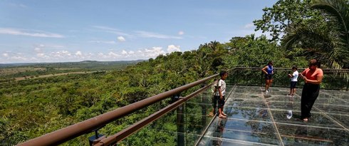 Primeiro mirante de vidro de MT se tornou ponto de lazer das famílias e atrativo para turistas, afirma prefeita