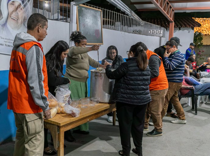 Prefeitura de Cuiabá faz distribuição de sopa e cobertores para pessoas em situação de rua