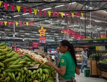 O país vizinho do Brasil onde empregados passaram a trabalhar menos e a ganhar mais (com desemprego na mínima histórica)