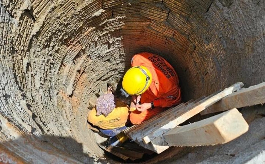 Bombeiros militares resgatam trabalhadora que caiu em poço de reservatório de dejetos de 4,5 metros