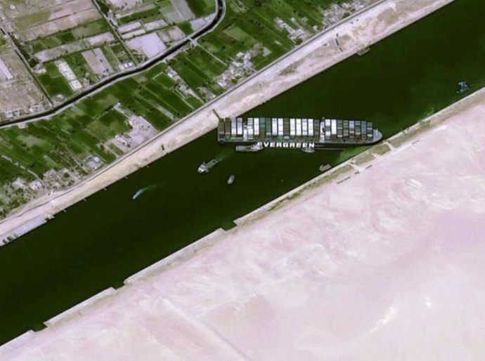 Dragas vão cavar ‘8 piscinas olímpicas’ para desencalhar navio do Canal de Suez