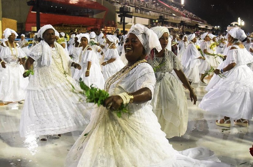 Baianas e mães de santo fazem lavagem do Sambódromo; Mangueira é a única a ensaiar