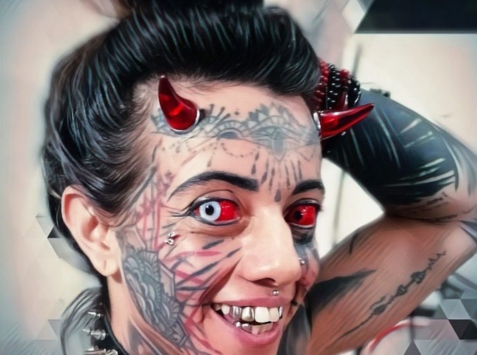 'Mulher demônia' do litoral de SP diz que pediu a Deus para colocar chifres